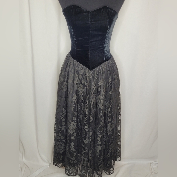 Chenelli Vintage Black Velvet and Lace Strapless Fit & Flare Dress - Size 4 - Picture 1 of 12